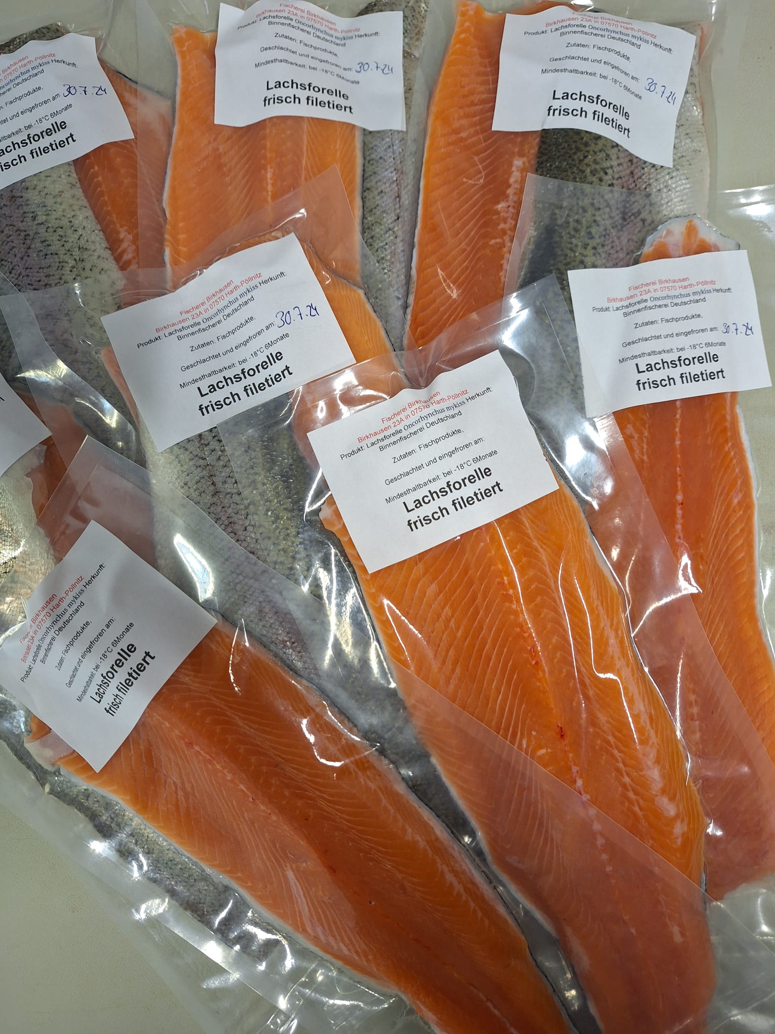 Filetierte Lachsforelle aus dem Hofladen