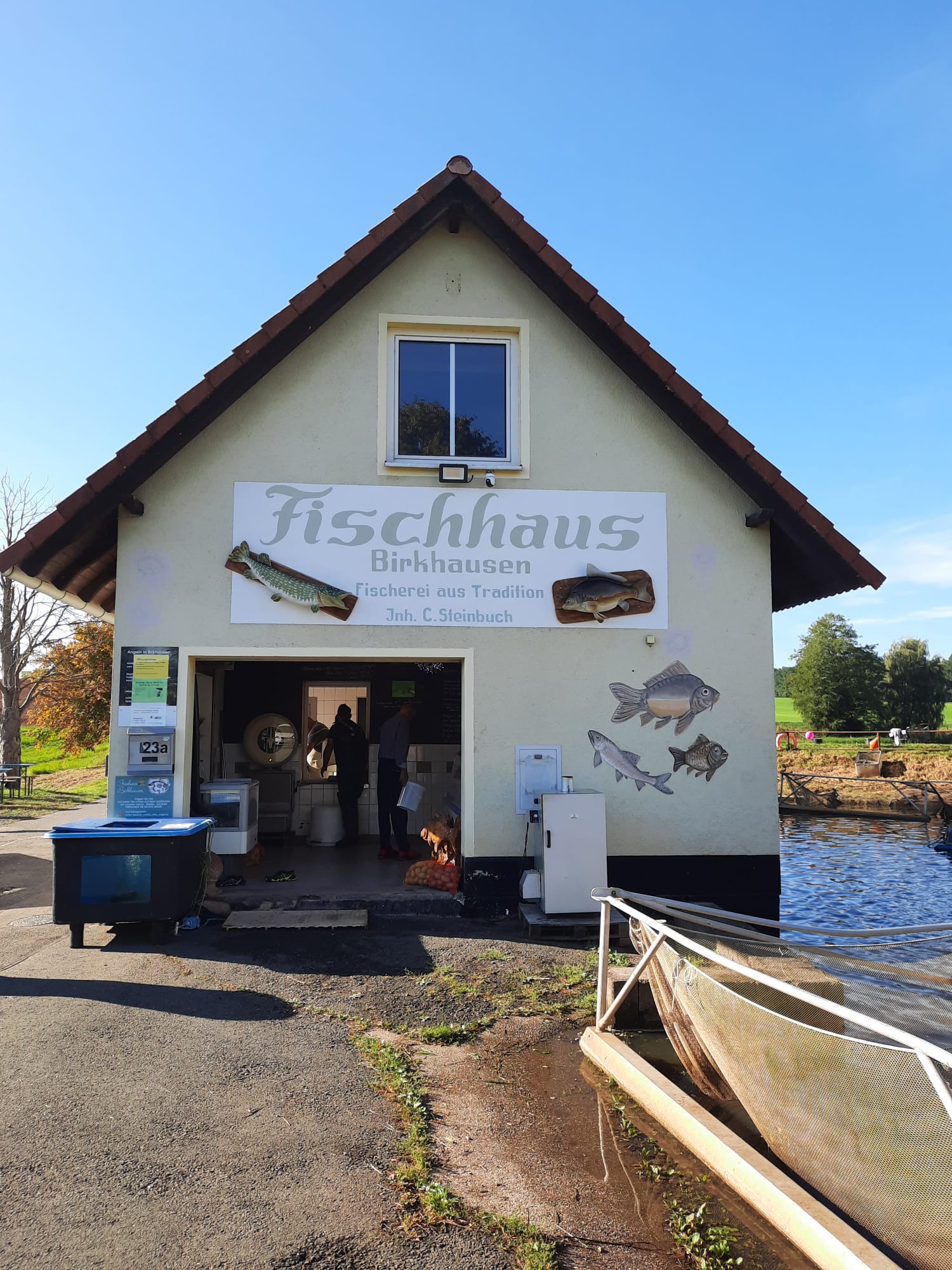 Hofladen der Fischzucht Birkhausen bei Sonnenschein