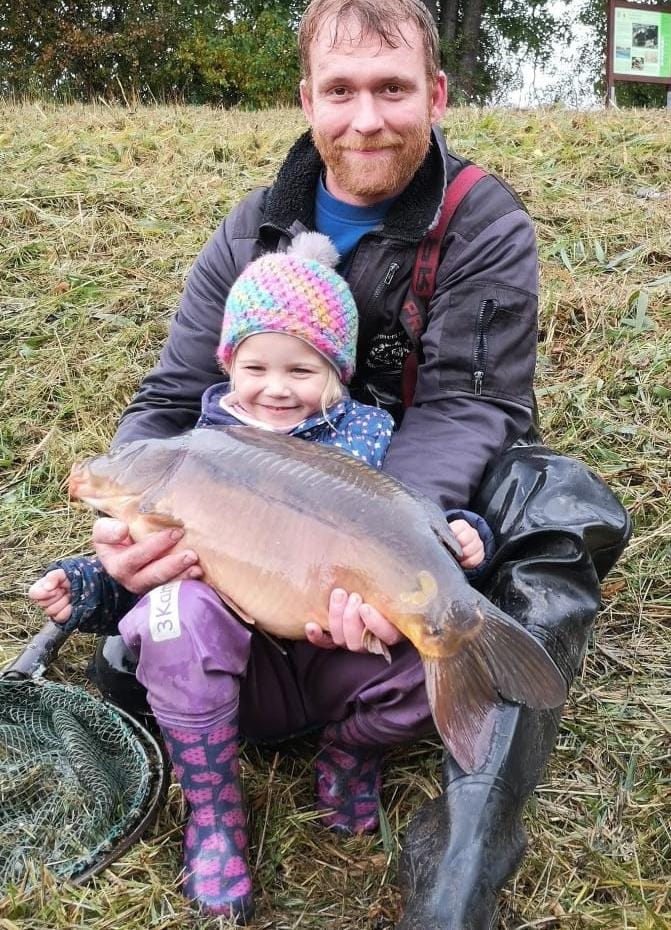Christian Steinbuch mit Tochter bei der Beratung am Teich