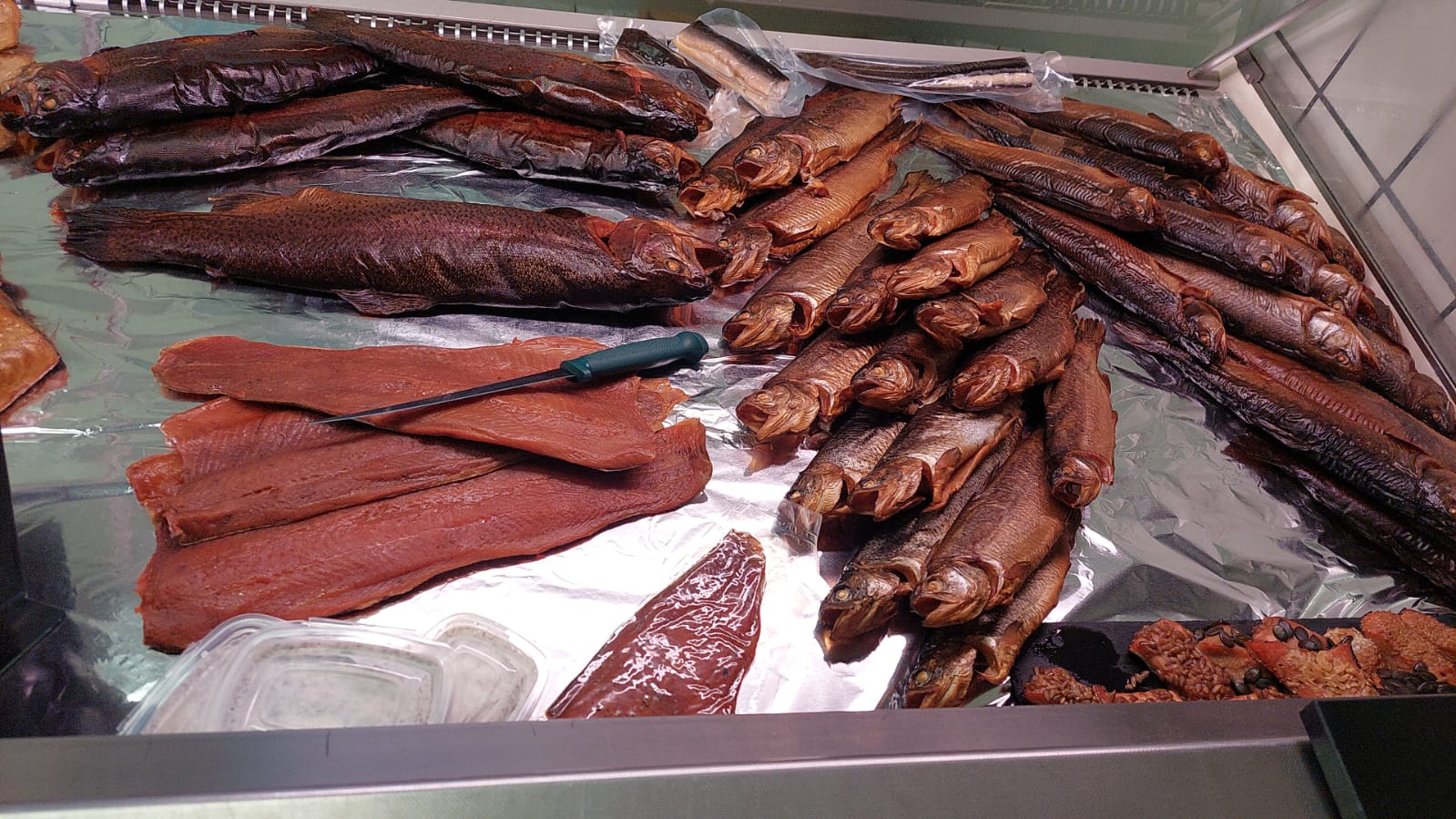 Räucherfisch-Auslage 1