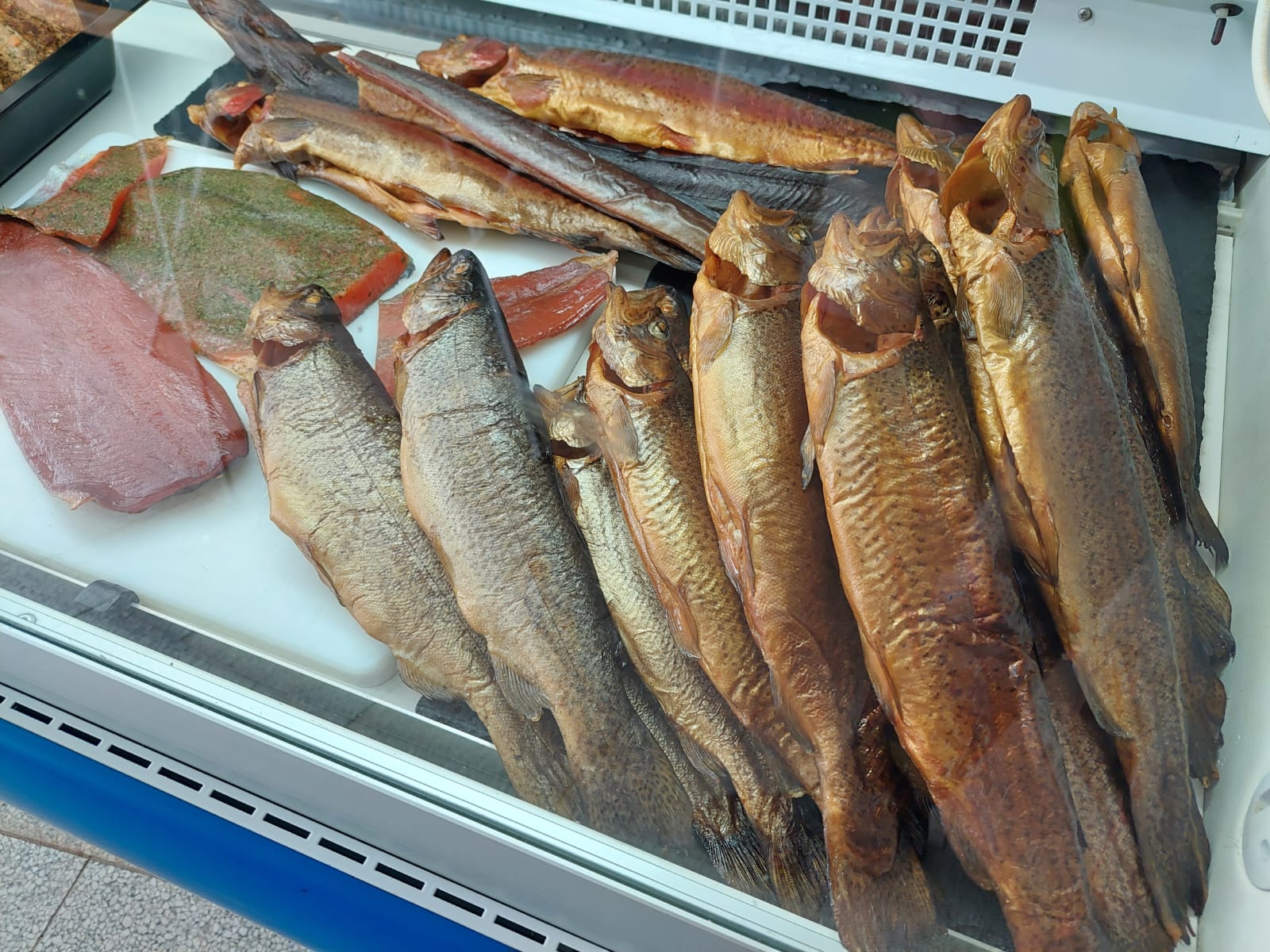 Räucherfisch-Auslage 7