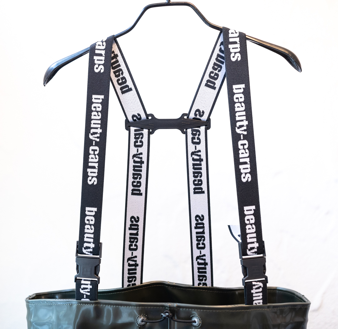 Träger der Beautycarp Wathose mit Werkzeug